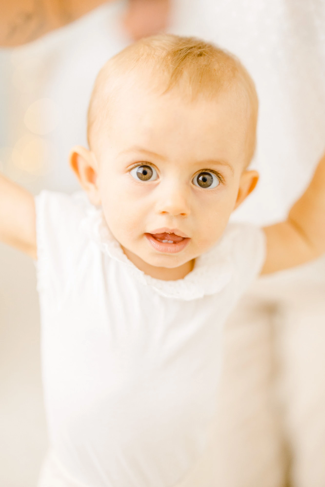 bonheur enfant sourire geste beige